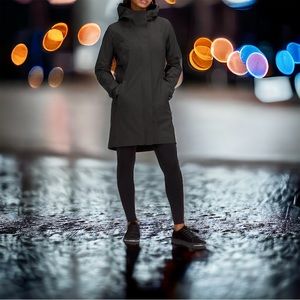 LULULEMON RAIN REBEL JACKET SIZE 6